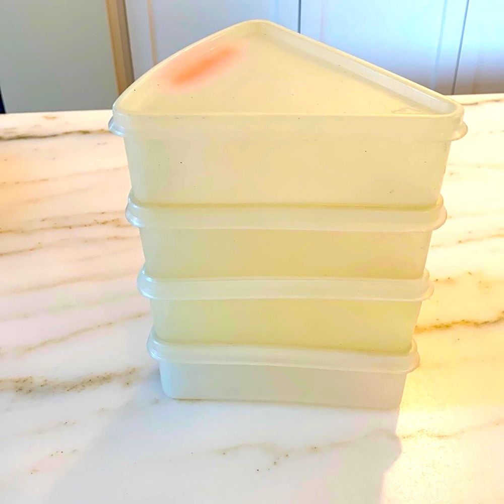 4 Tupperware pie slice containers